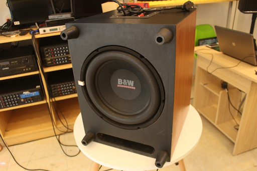 Loa bass dưới của loa sub b&w 604gs